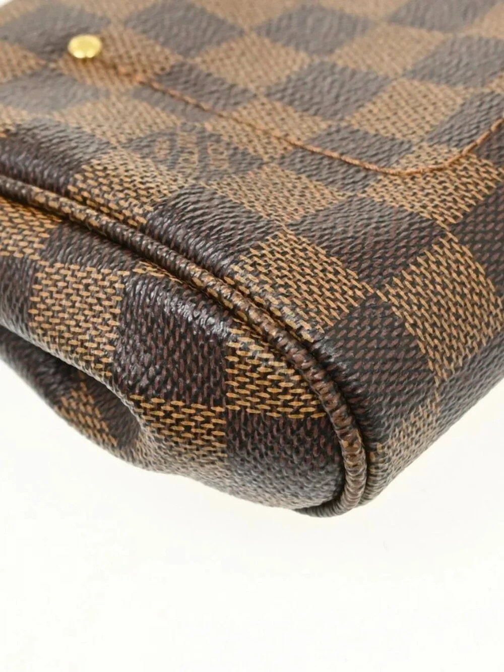 Louis Vuitton outside 	ab